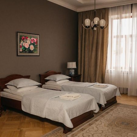 British Club Lviv Hotel Eksteriør billede