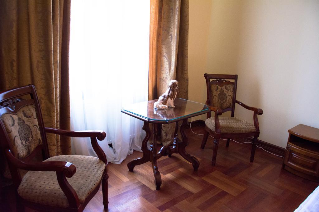 British Club Lviv Hotel Eksteriør billede