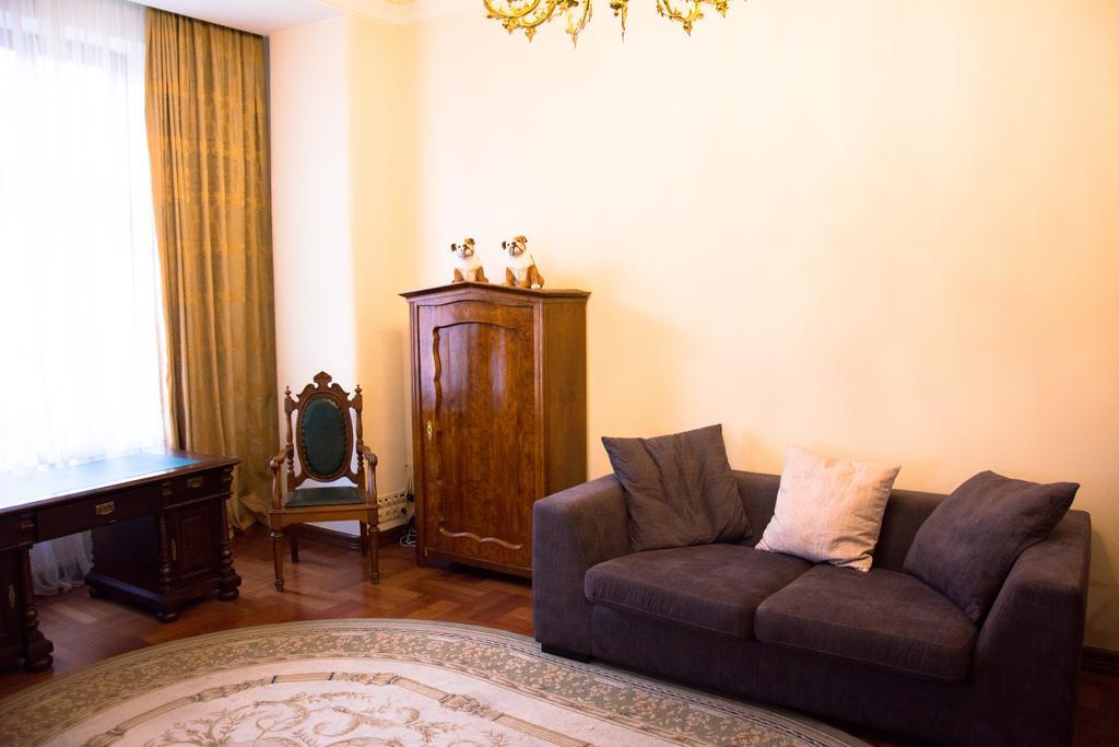 British Club Lviv Hotel Eksteriør billede