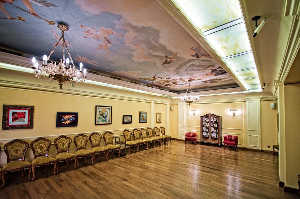 British Club Lviv Hotel Eksteriør billede