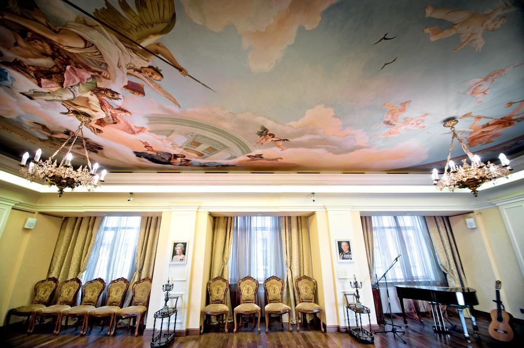 British Club Lviv Hotel Eksteriør billede