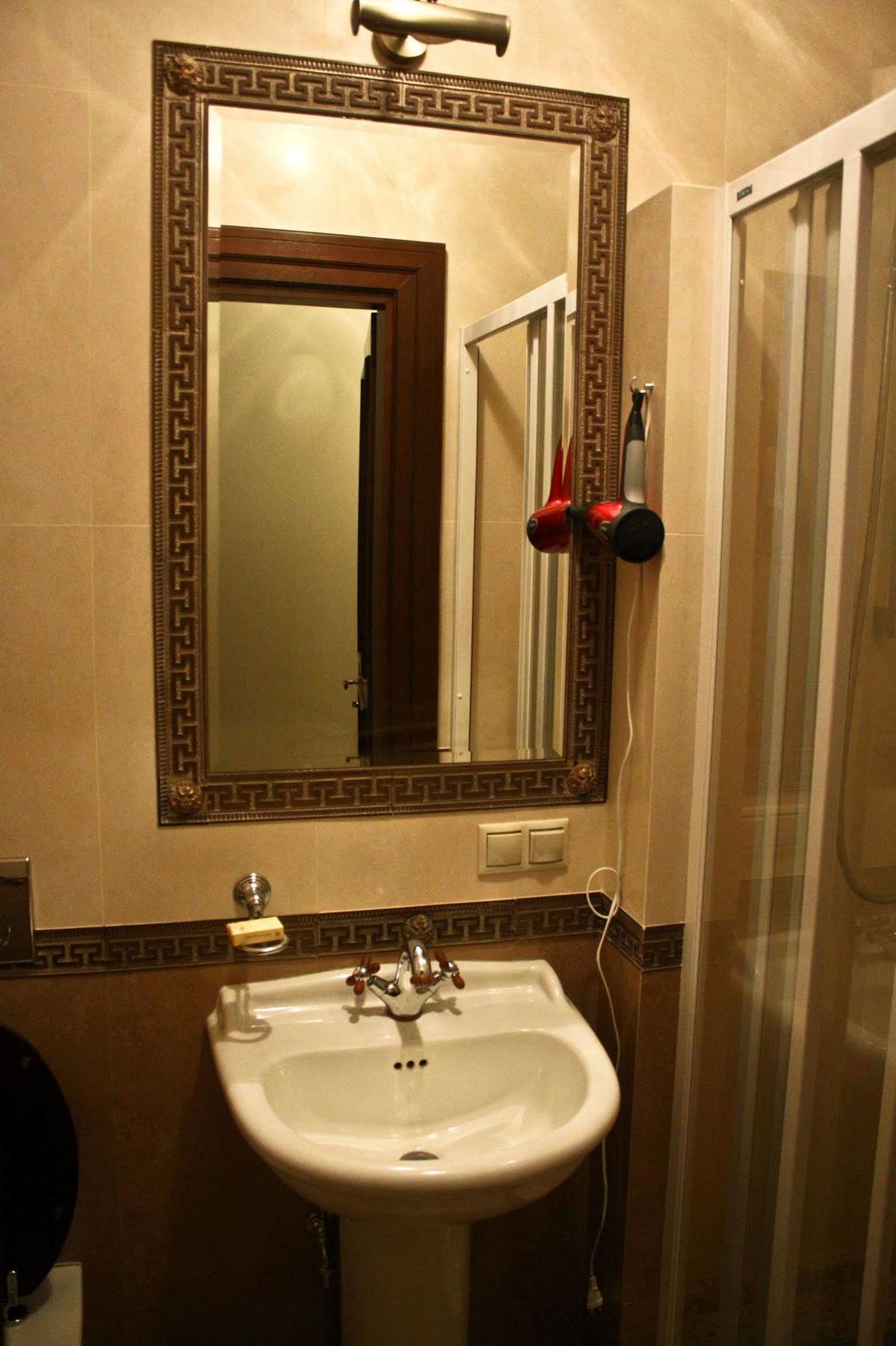 British Club Lviv Hotel Eksteriør billede