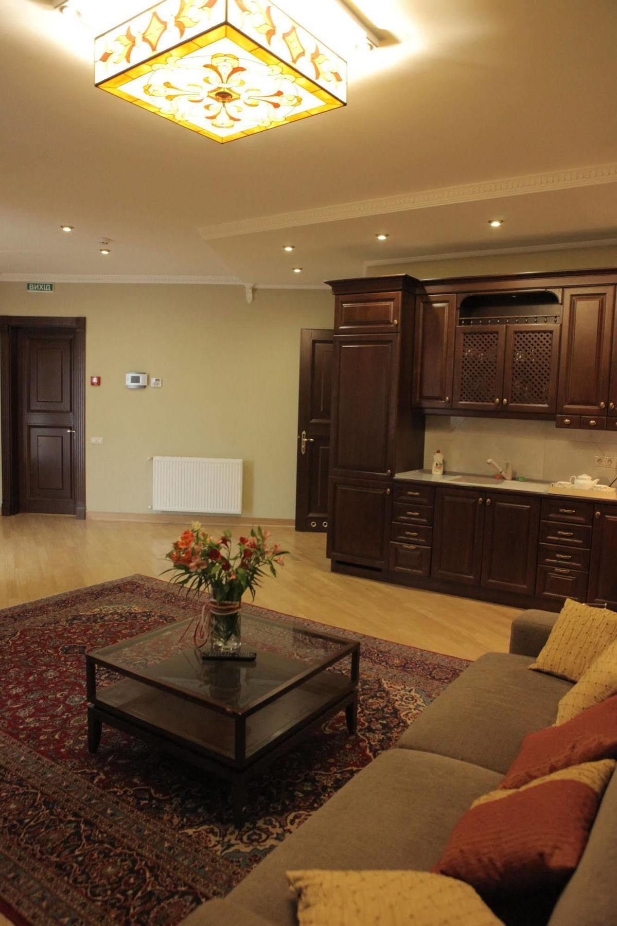 British Club Lviv Hotel Eksteriør billede