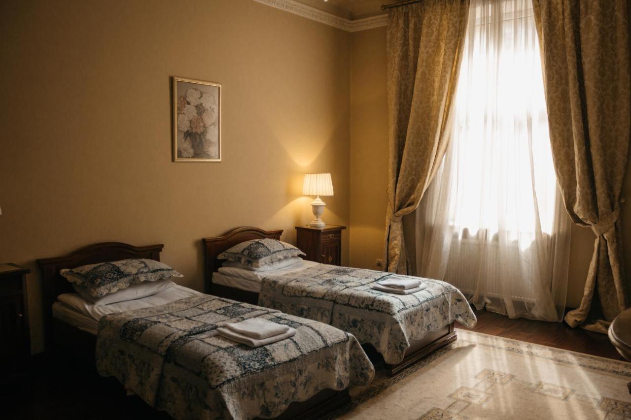 British Club Lviv Hotel Eksteriør billede