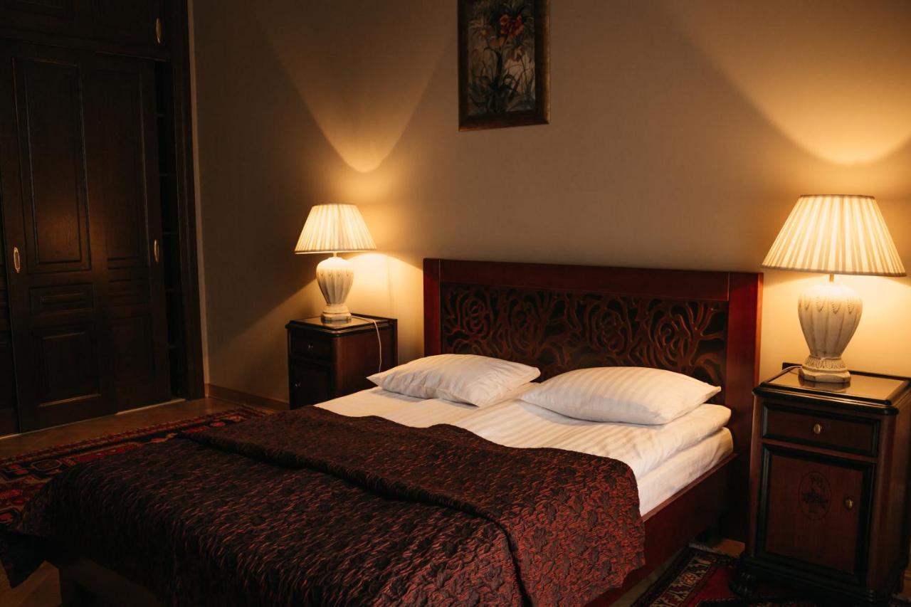 British Club Lviv Hotel Eksteriør billede