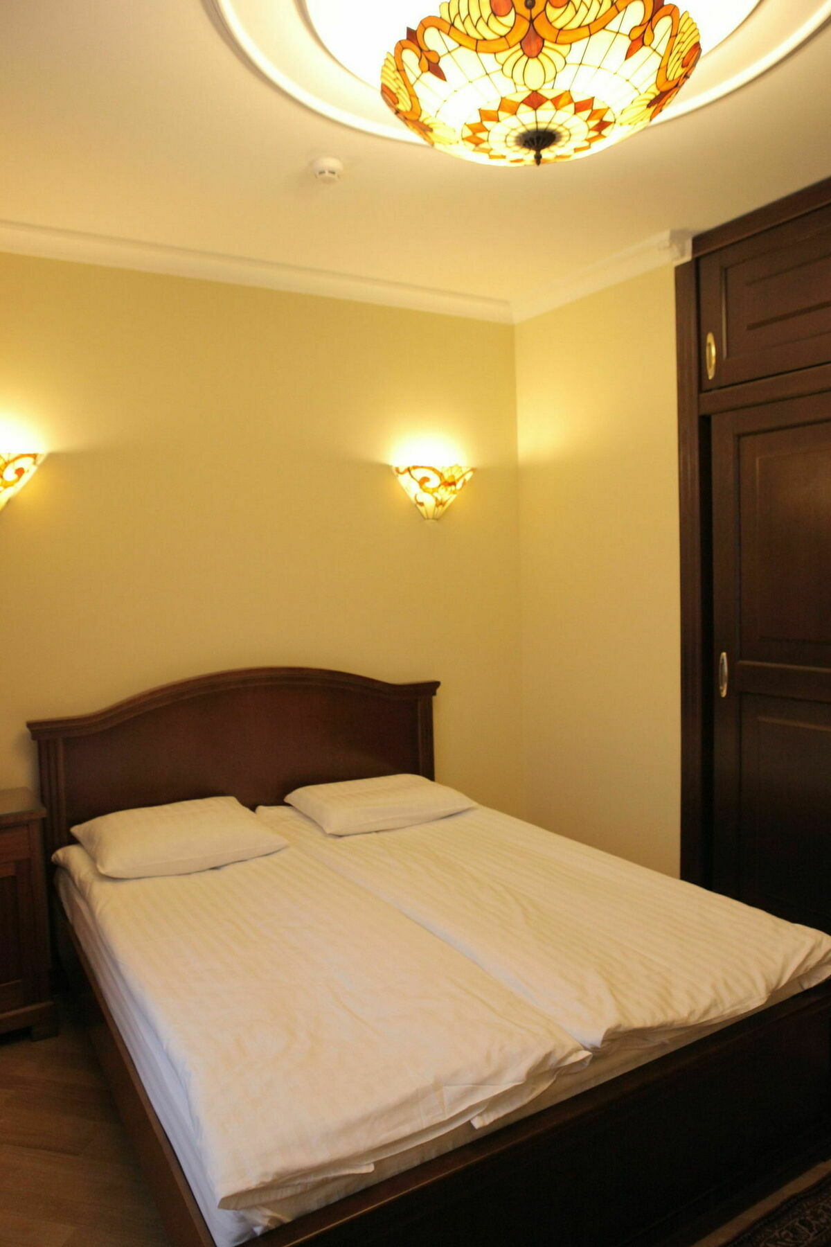 British Club Lviv Hotel Eksteriør billede